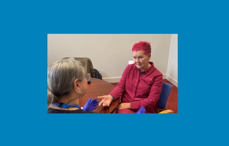 Cllr Mhairi Doyle taking an HIV Test